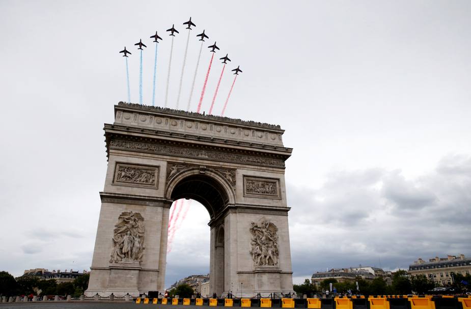 La Patrouille De France, la pattuglia acrobatica dell&#39;Aeronautica Francese, festeggia l&#39;arrivo dei ciclisti a Parigi. REUTERS